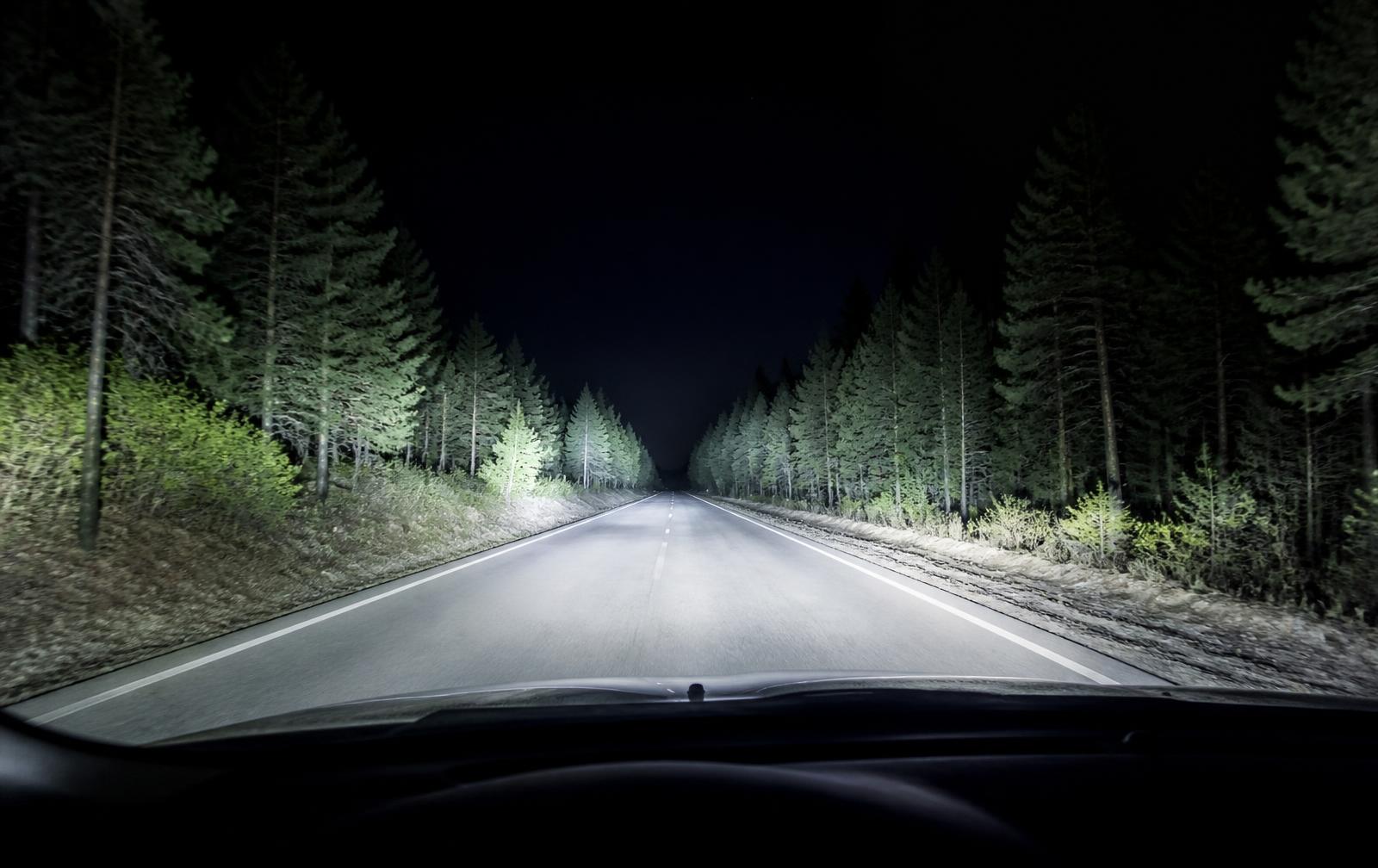 Estrada à noite iluminada por faróis LED LUXTOR 6500K